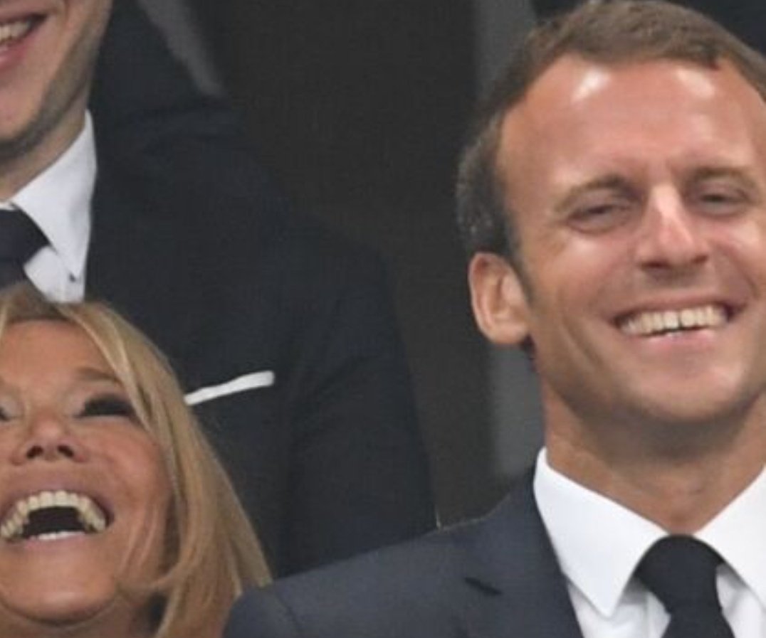 @EmmanuelMacron rigolait devant Notre Dame en feu. #BrigitteMacron voulait mettre une sorte de sexe à la place de flèche de Notre Dame.
Aujourd'hui c'est toute la France qui brûle à cause de ces BRANQUIGNOLES #RENUISANCE @EmmanuelMacron insulte ENCORE nos Policiers.
