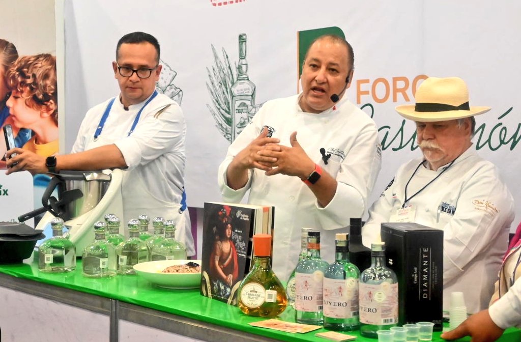 NexosTuristicos's tweet photo. Encabezado por el #ChefJorgeOrozco y en el marco de @GastronomicaMex, se llevó a cabo la presentación oficial del 3er Festival Internacional del #ChileEnNogada "El Rey de todos los Chiles", el cual se llevará a cabo del 17 de julio al 17 de septiembre en estados como: Puebla, CDMX, Jalisco, Hidalgo, Edomex, Querétaro, Guerrero, Guanajuato y Tabasco. El alcance internacional del festival del Chile en Nogada más importante del mundo llegará también a España, Francia, Italia, Alemania, Japón, Emiratos Árabes Unidos, Dubái y Estados Unidos.

Durante la presentación, estuvieron presentes el Chef Jorge Woolrich, Chef Michel Noel, @Guy_Santoro chef corporativo de @GpoBrisas @AlmaraRest, @VictorEnr7 Presidente de @CONEXSTUR, @NathalieDesplas titular de @turismocdmx y @ppnieves de @Turismo_Tabasco, así como representantes de @CulturaGobPue @SRE_mx #MezcalBoyero #TequilaCofradia @MaticesHotel @HSHOTSSON @OCV_Tabasco