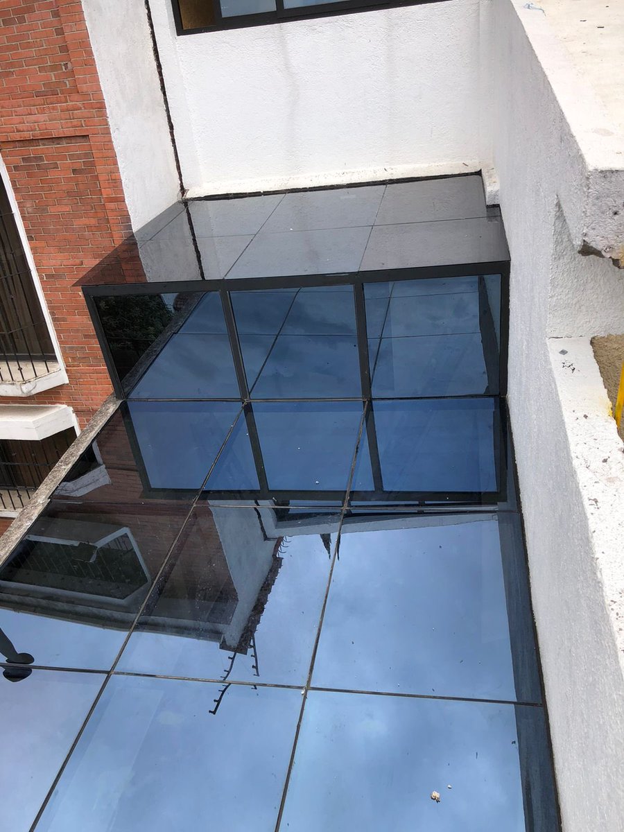 CrisvisaC's tweet photo. Instalación de Domo de Control Solar STB 120 6mm Templado #crisvisatoluca #templado #controsolar #ventanasdepvc #herrajes #crisvisaAluminio https://t.co/FsHThHZTxF