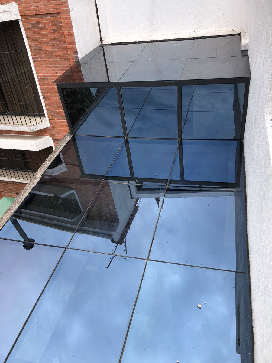 CrisvisaC's tweet photo. Instalación de Domo de Control Solar STB 120 6mm Templado #crisvisatoluca #templado #controsolar #ventanasdepvc #herrajes #crisvisaAluminio https://t.co/FsHThHZTxF