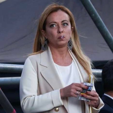 LE DROGHE NON SONO TUTTE UGUALI

In Europa il consumo di alcol (vino compreso) è responsabile di circa 1 milione di decessi ogni anno (2545 al giorno) e del 5,1% di anni di vita persi nel mondo.

In Italia, ogni giorno, sono in media 48 le persone che muoiono a causa dell'alcol,