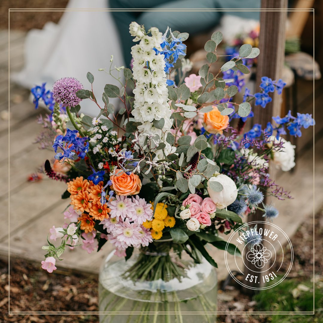 Our chrysanthemums are absolutely gorgeous in wedding floral art 👰‍♀️ The many colours and styles of the chrysanthemum make it the perfect bloom to fit the endless possibilities and preferences of wedding couples!

#chrysanthemums #naturally #wedding #floralart