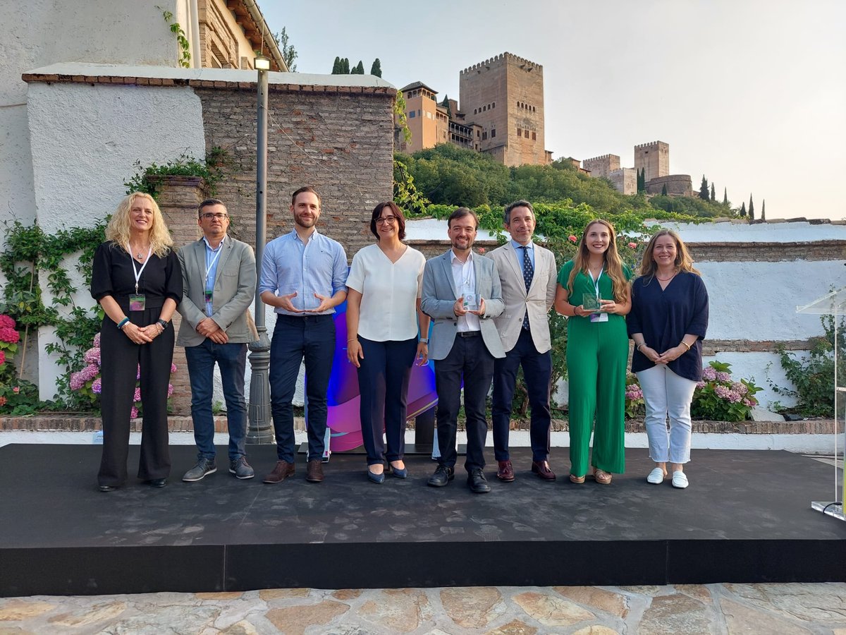 cademalaga's tweet photo. 💚2️⃣ de las 3 empresas ganadoras de la X edición #PremiosEmprendemos2023 son de #Málaga y no podemos estar más contentos❣

🎖️ #MetaMedicsVR 
🎖️@EasyChatbot_Net  

Junto a ellos, 🎖️@Cobiomic_SL @cadecordobaAE son el #Top50   ¡Bravo! 👏
 #talento #madeinAndalucia #EmprendeAND https://t.co/888scG4TL9
