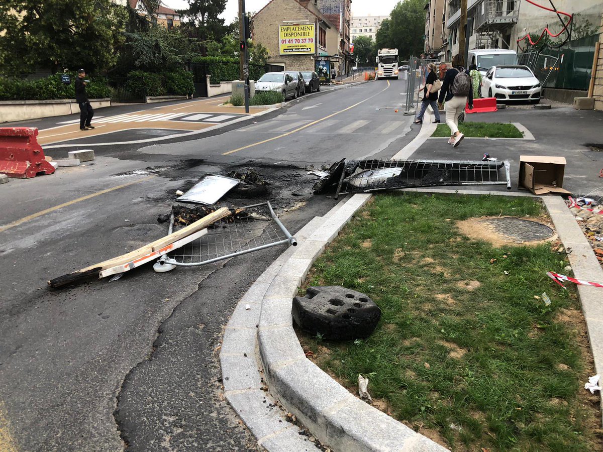 ObsSecuColombes's tweet photo. Quelques photos de Colombes ce matin après les #emeutes de la nuit. Ces violences, pillages et dégradations  nuisent aux habitants qui n’ont rien demandé. Le retour du calme est nécessaire. https://t.co/DVP4mPMoeX