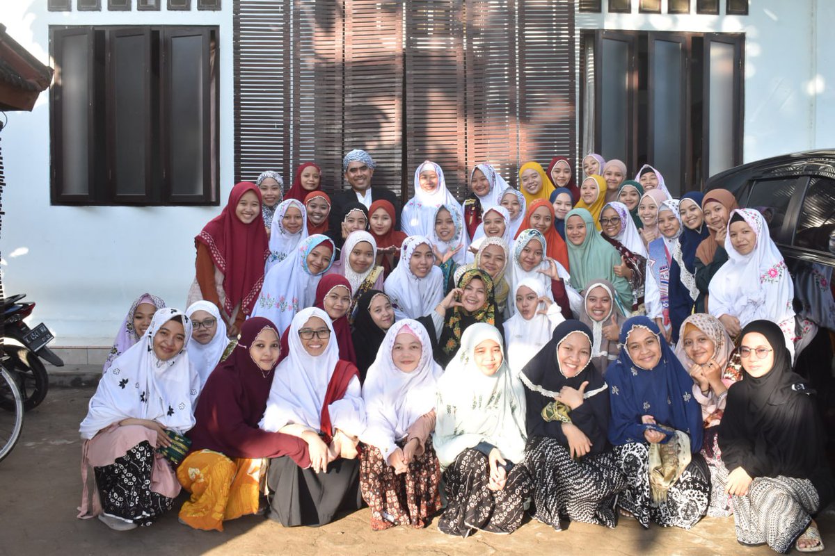 Muhibbin_GG's tweet photo. "Selamat Hari Raya Idul Adha"

Dr. KH. Abdul Ghofur, MA dan Ny. Hj. Nadia Jirjis, Lc, M.S.I bersama santri putri PP. Al-Anwar 3. https://t.co/1VUAgfXj8Z