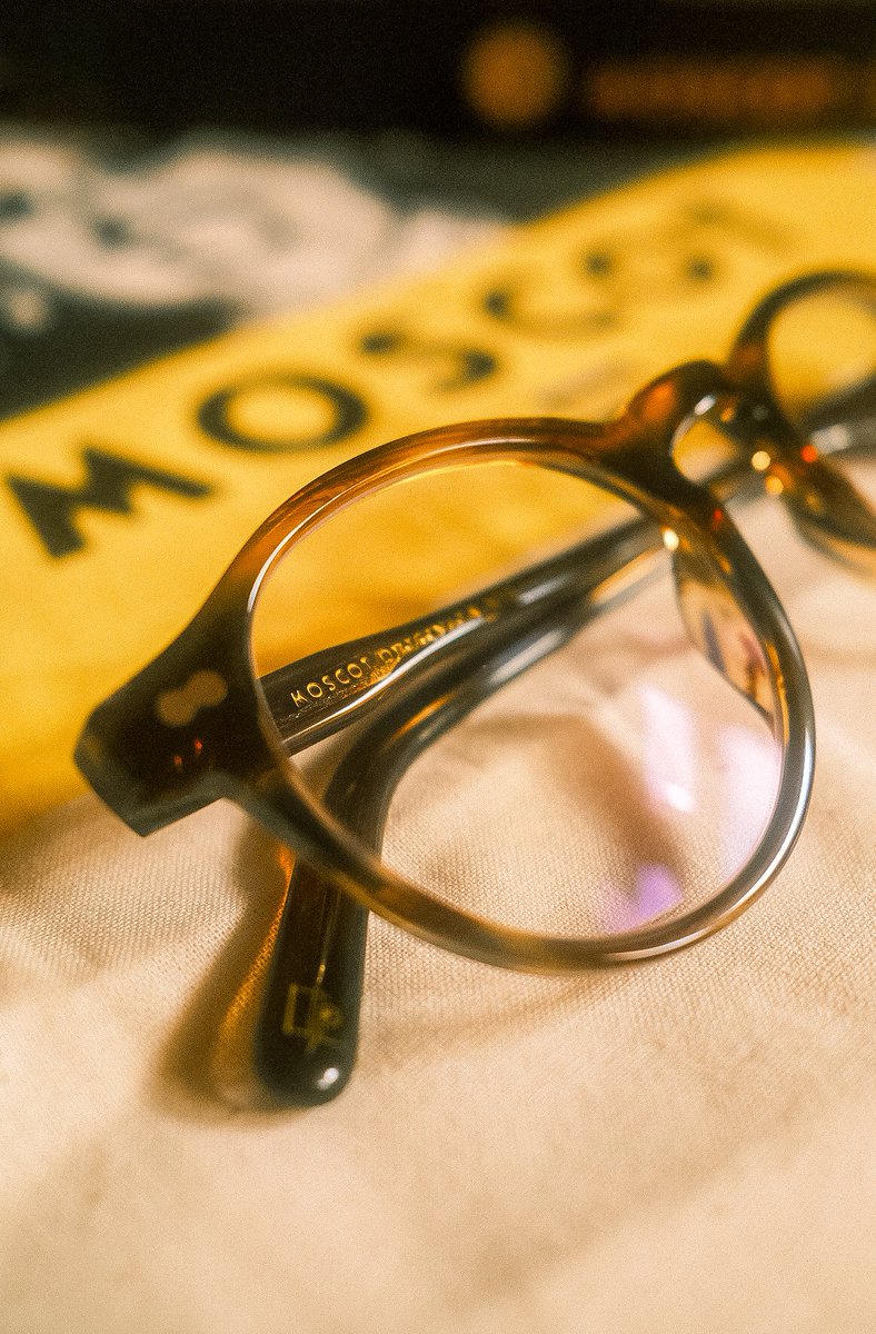 新しいメガネ！ ニューヨークの会社は 1930 年代からそのデザインを変えていません。👓  <a href="/MOSCOT/">MOSCOT</a>