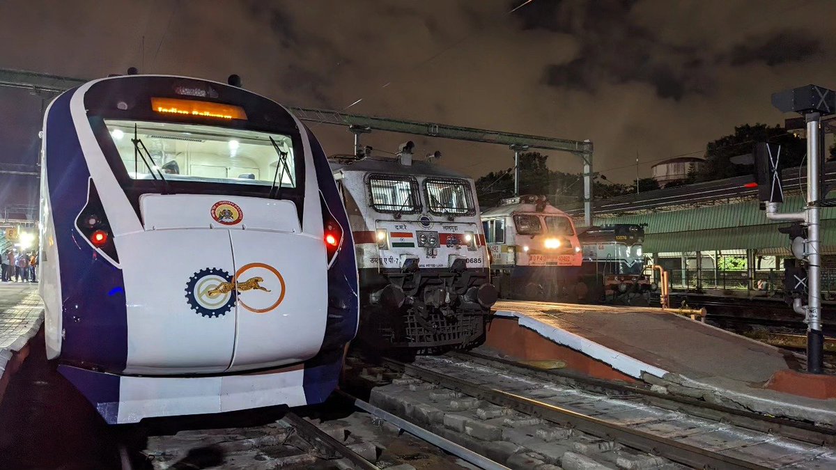 What a capture - four generations of traction - an ALCO, WDP-4, WAP-7, and #VandeBharat - all standing in one line at Bengaluru! Though the gap between the WDP-4 and WAP-7 isn't quite a generation! Pic courtesy, Rahul Nivascar! #IndianRailways #photography