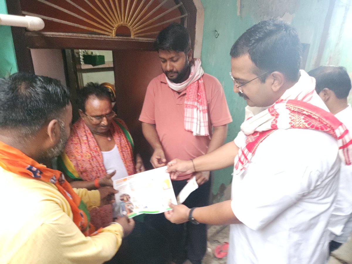 piyushKrai378's tweet image. आज अपने विधानसभा #मुहम्मदाबाद378 के नगर मंडल के सभी वार्डो में माननीय प्रधानमंत्री @narendramodi जी के #9saalseva कार्यक्रम के निमित महाजनसंपर्क अभियान के &apos;डोर टू डोर&apos; कार्यक्रम में पूर्व मंडल अध्यक्ष रामजी गिरी,मंडल अध्यक्ष ओमप्रकाश गिरी, नगर मंडल युवा मोर्चा अध्यक्ष सुनील चौधरी…