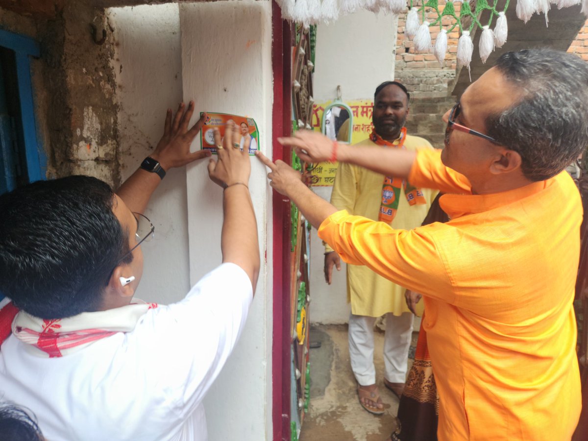 piyushKrai378's tweet image. आज अपने विधानसभा #मुहम्मदाबाद378 के नगर मंडल के सभी वार्डो में माननीय प्रधानमंत्री @narendramodi जी के #9saalseva कार्यक्रम के निमित महाजनसंपर्क अभियान के &apos;डोर टू डोर&apos; कार्यक्रम में पूर्व मंडल अध्यक्ष रामजी गिरी,मंडल अध्यक्ष ओमप्रकाश गिरी, नगर मंडल युवा मोर्चा अध्यक्ष सुनील चौधरी…