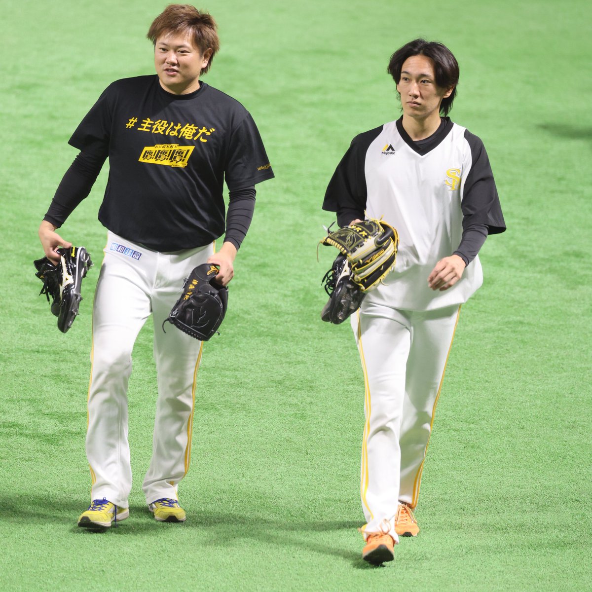 キャーキャーかと思ったら🖋️男前か🤭

#sbhawks
#津森宥紀
#大津亮介