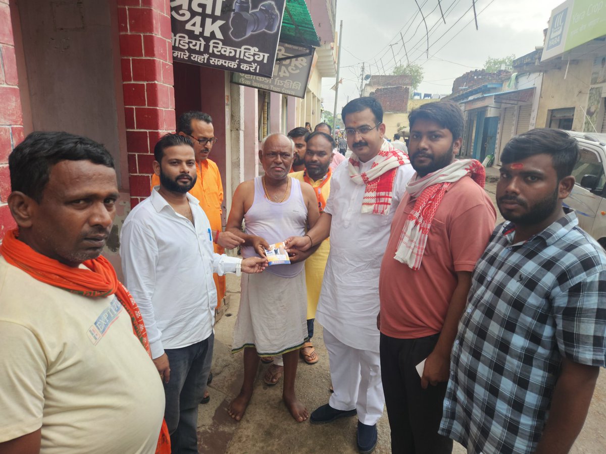 piyushKrai378's tweet image. आज अपने विधानसभा #मुहम्मदाबाद378 के नगर मंडल के सभी वार्डो में माननीय प्रधानमंत्री @narendramodi जी के #9saalseva कार्यक्रम के निमित महाजनसंपर्क अभियान के &apos;डोर टू डोर&apos; कार्यक्रम में पूर्व मंडल अध्यक्ष रामजी गिरी,मंडल अध्यक्ष ओमप्रकाश गिरी, नगर मंडल युवा मोर्चा अध्यक्ष सुनील चौधरी…