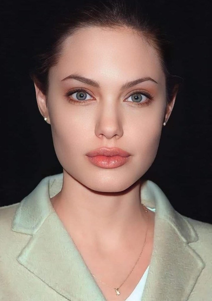 #AngelinaJolie