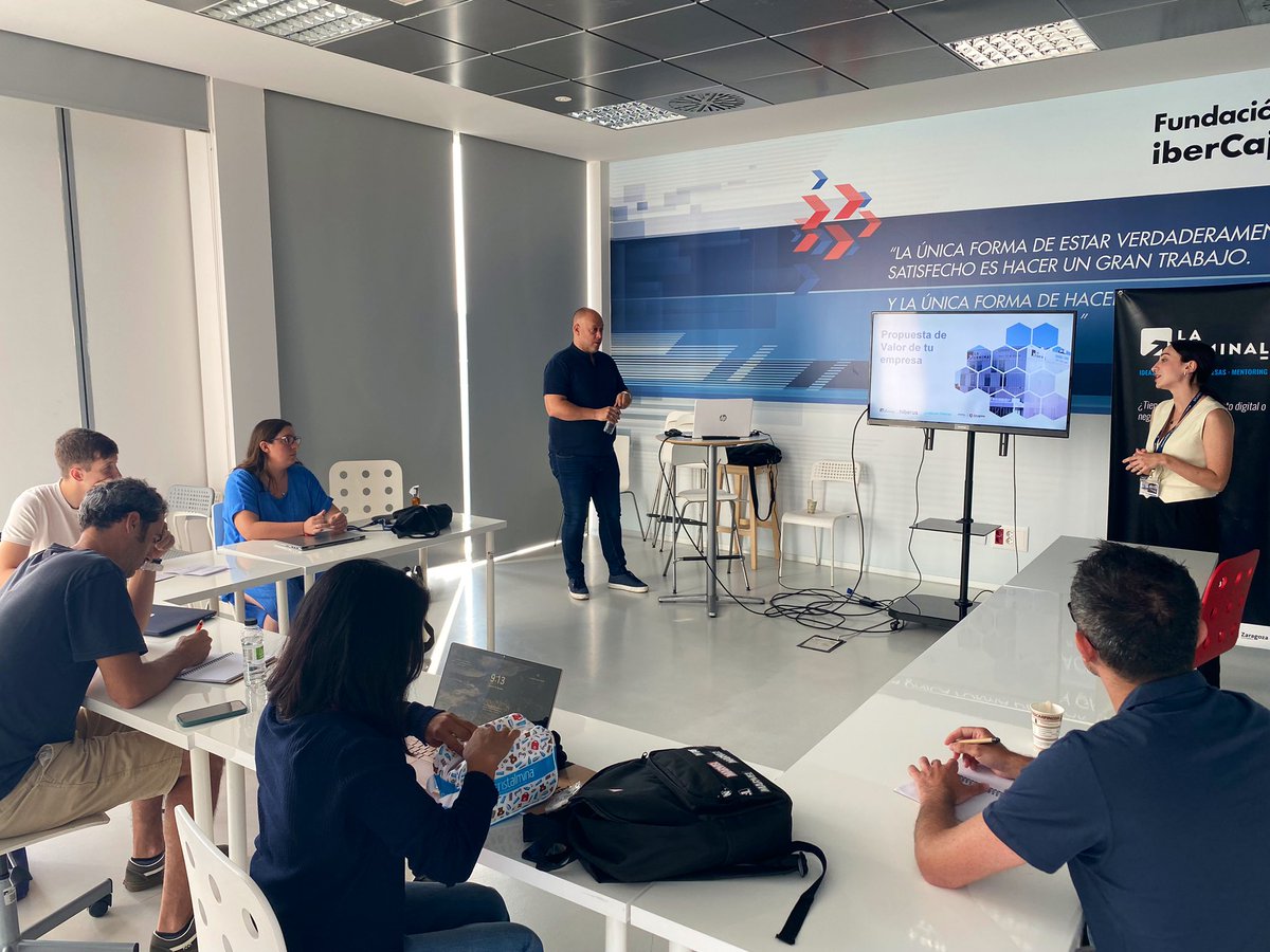 La_Terminal_'s tweet photo. Comenzamos el segundo día del #StartupBootcamp.Los emprendedores han comenzado el día con mentorias personalizadas y actualmente están recibiendo formación sobre la propuesta de valor, impartida por @AlbertoAlcocer , experto en Estrategia de Ventas y Marketing Digital.

@Hiberus https://t.co/Ilz6LnI4wd