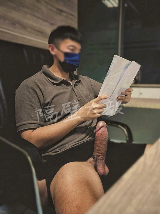 8dLPqm's tweet photo. 遇到我这样玩剧本杀的吗 肉欲剧本谁喜欢 😂大鸡吧硬的支棱起来 第一个被我放在桌子上肏逼的是谁🌈  谁又在桌下跪舔 喜欢肉欲喜欢���激的来私信我一起参加活动❤️ https://t.co/0hUYBoNVcP