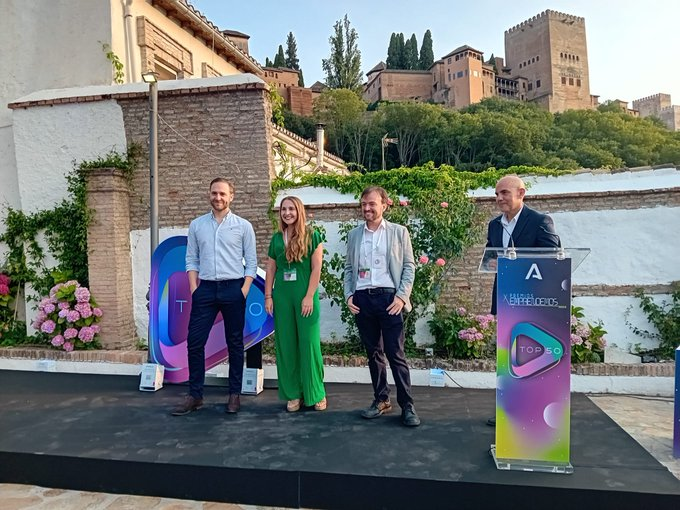 cadesevilla's tweet photo. 💚Ayer se celebró la Gala #Top50  X ed.#PremiosEmprendemos2023

👏👏Enhorabuena a las 3 empresas ganadoras⬇️
🎖️ @Cobiomic_SL
🎖️ #MetaMedicsVR
🎖️ @EasyChatbot_Net 

🫶 Os dejamos con la foto de familia de todas las empresas, instituciones y #EquipoEmprende. https://t.co/pd2AFJUQn0