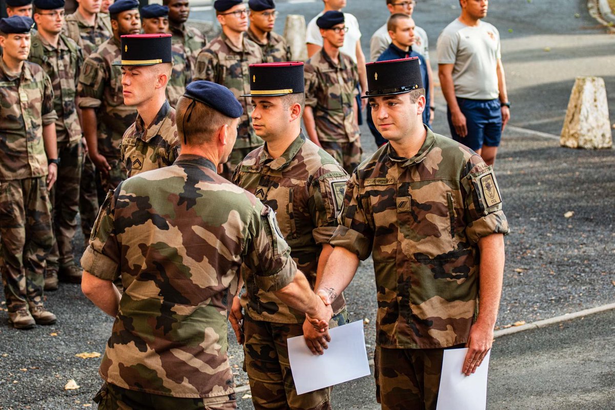 1er_ri's tweet image. #1RI - Le capitaine André, commandant d’unité de la compagnie de commandement et de logistique, a remis des lettres de félicitations à l’ADC Johann, au SCH Laura, au CC1 Xavier et au CCH Alain pour leur engagement sans faille et leur comportement exemplaire. Bravo à eux 🎉💪