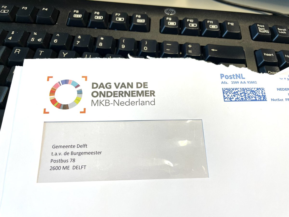 Als je op je laatste werkdag op kantoor komt en er post voor je klaar ligt. Fijn dat <a href="/MKBNL/">MKB-Nederland</a> me al weet te vinden zowel bij m’n huidige werkgever als de <a href="/GemeenteDelft/">Gemeente Delft</a> waar ik na de zomer ga starten. Ik maak overigens wel snel promotie 😉 #ikbenerklaarvoor