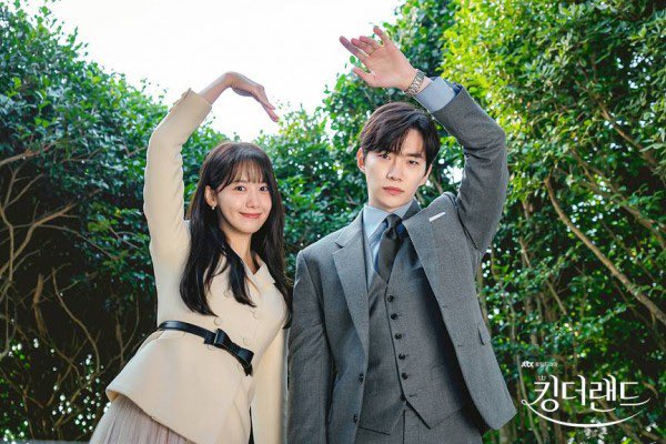 ARTICLE | 230629, ‘King the Land’ Accumulates 17 Million Viewing Hours + Drama Enters Netflix’s Global Top 10 👏

K-drama "King the Land" already gained 17.5 million viewing hours since its debut and the series ranked 2nd as the Most-Watched Non-English Drama to enter the Netflix