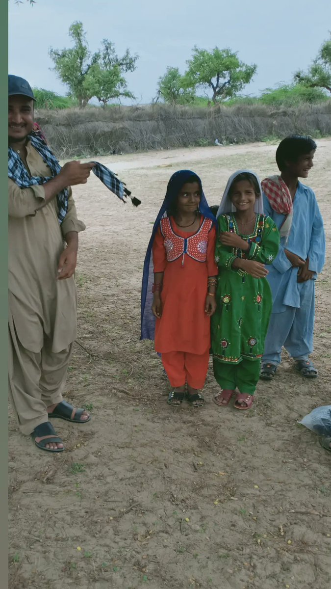 jaipal_sooraj's tweet photo. Eid Mubarak! 🌙💫 As we cherish the precious moments on Eid our my friend send me some clothes and chapals for children , we try bring a glimmer of joy to the children of Tharparkar . We distribute new clothes and chappals to these children in need. 👕
#EidWithChildren #eid https://t.co/iYf4E2xF50