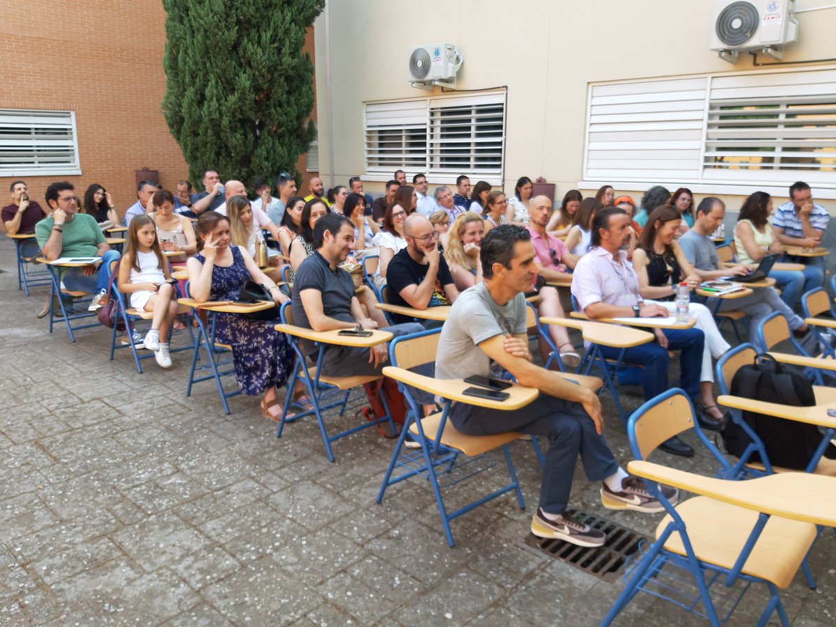 IesArje's tweet photo. Celebramos el último claustro del curso. El trabajo sin alumnos es igualmente importante.
#iesarje #claustrofinal #profesorado https://t.co/bLQBH6pVNG