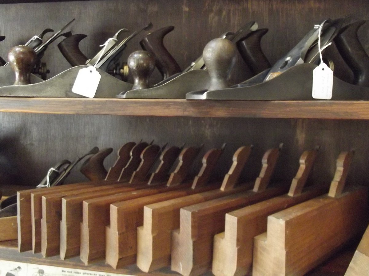 All sorts of planes for all sorts of jobs in our vintage tool collection ⚒️ Check them out at our main store and The Garden Room, open today from 10am-5pm #vintage #antiques #Petersfield #Hampshire #tools #oldtools #vintagetools #antiquetools