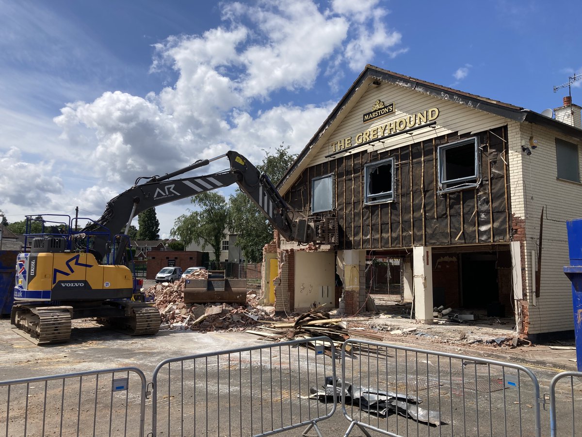 ardemolitionltd's tweet photo. The AR team are in #Stourbridge carefully deconstructing this former pub. #WestMidlands #demolition #TheEnablingPartner https://t.co/V7vRtNs1pJ