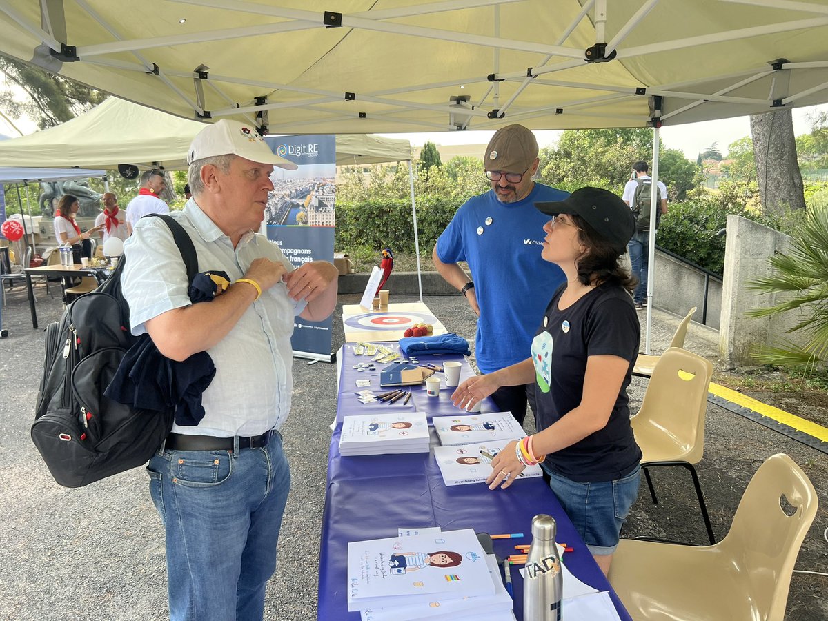 sebi2706's tweet image. Et maintenant @aurelievache dédicace son livre pour @JosePaumard ! #sunnytech