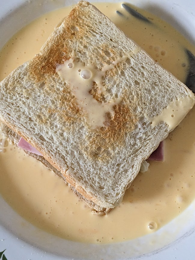 LizCollet's tweet image. Mögen Sie #ArmeRitter?
Wenn Sie eher #TeamHerzhaft sind, hier meine Variante, die zugleich #Resterezept gegen Lebensmittelverschwendung ist: Schinken (oder Salami), Blauschimmelkäse und Apfelscheibe zwischen Toast, Eiermilchbad, ab in Pfanne und auf Salat (Löwenzahn, Rukola usw)