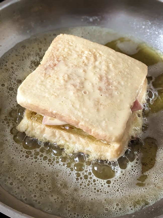 LizCollet's tweet image. Mögen Sie #ArmeRitter?
Wenn Sie eher #TeamHerzhaft sind, hier meine Variante, die zugleich #Resterezept gegen Lebensmittelverschwendung ist: Schinken (oder Salami), Blauschimmelkäse und Apfelscheibe zwischen Toast, Eiermilchbad, ab in Pfanne und auf Salat (Löwenzahn, Rukola usw)