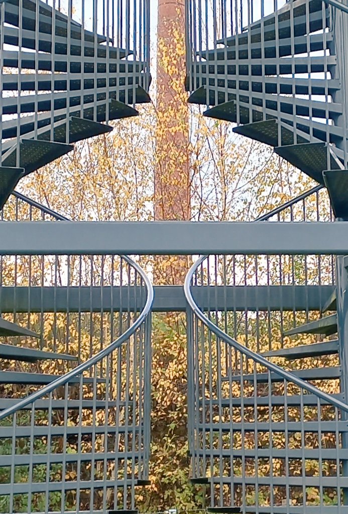 Ihkv het thema #lijnen #leadinglines #Junieke_Fotografie: de trap van de uitkijktoren op #Fortmond
#Duurschewaarden
#IJssel
@SiaWindig