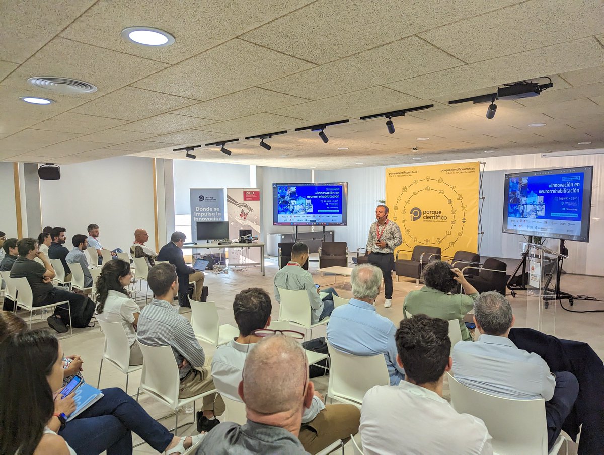 #DesayunosPCUMH | 🧠 ¡Comienza la jornada sobre innovación en #neurorrehabilitación! 

🗣️ Da la bienvenida Nicolás García Aracil, director de la Unidad de Robótica e Inteligencia Artificial de la <a href="/UniversidadMH/">UMH</a> y la Cátedra de Tecnologías Avanzadas para la Rehabilitación.