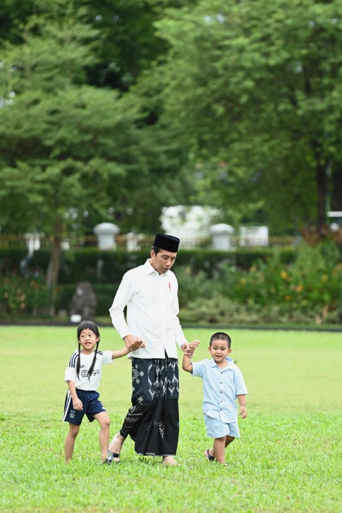 jokowi's tweet image. Bersama dua cucu saya, Sedah Mirah Nasution dan Panembahan Al Nahyan Nasution, bertemu dan menyapa masyarakat pada hari raya Iduladha di Yogyakarta.