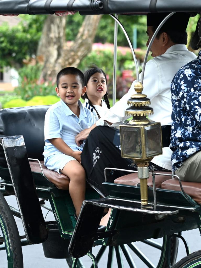 jokowi's tweet image. Bersama dua cucu saya, Sedah Mirah Nasution dan Panembahan Al Nahyan Nasution, bertemu dan menyapa masyarakat pada hari raya Iduladha di Yogyakarta.