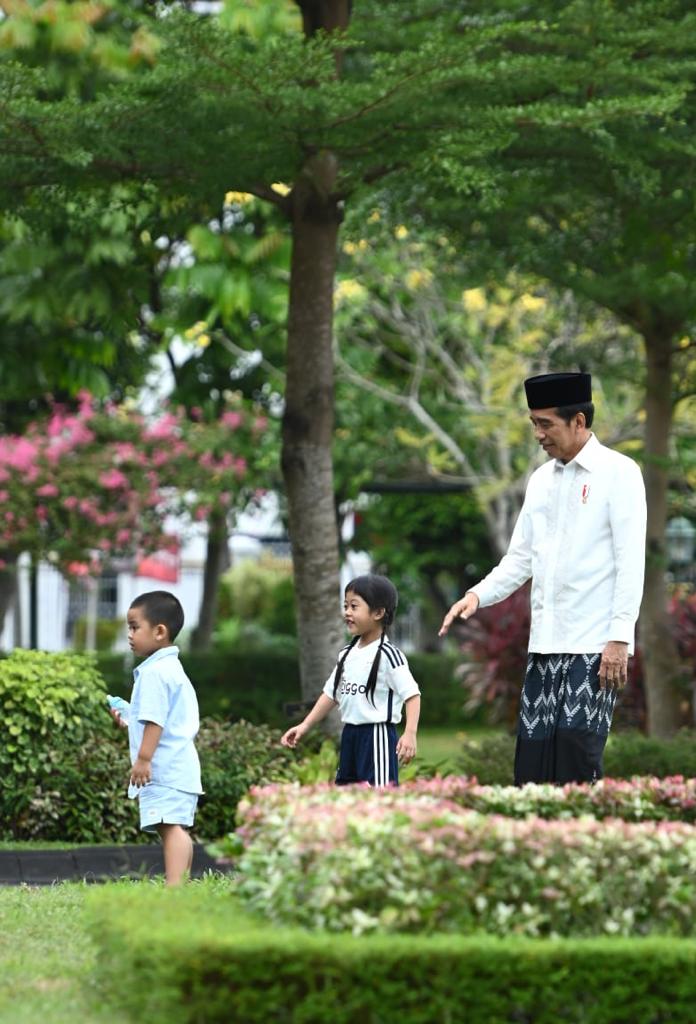 jokowi's tweet image. Bersama dua cucu saya, Sedah Mirah Nasution dan Panembahan Al Nahyan Nasution, bertemu dan menyapa masyarakat pada hari raya Iduladha di Yogyakarta.