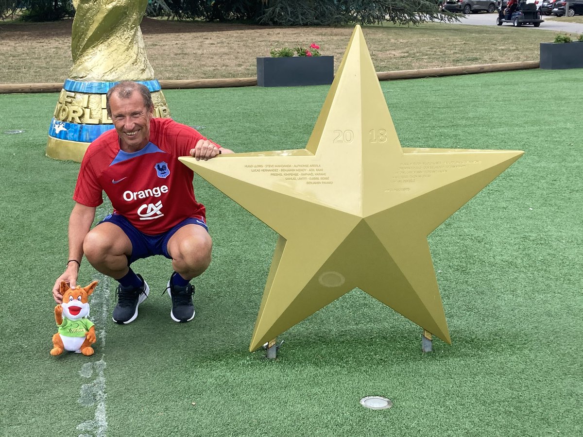 Gwinver, la mascotte de la Ville de Plédran (22), créée par le conseil municipal enfants, s’apprête à décoller pour l’Australie avec Éric Blahic, adjoint d’<a href="/Herve_Renard_HR/">Hervé Renard</a> , et <a href="/equipedefranceF/">Equipe de France Féminine</a> .
Qu’elle soit leur porte-bonheur pour remporter la CDM! 🇫🇷⭐️
#FiersdetreBleues