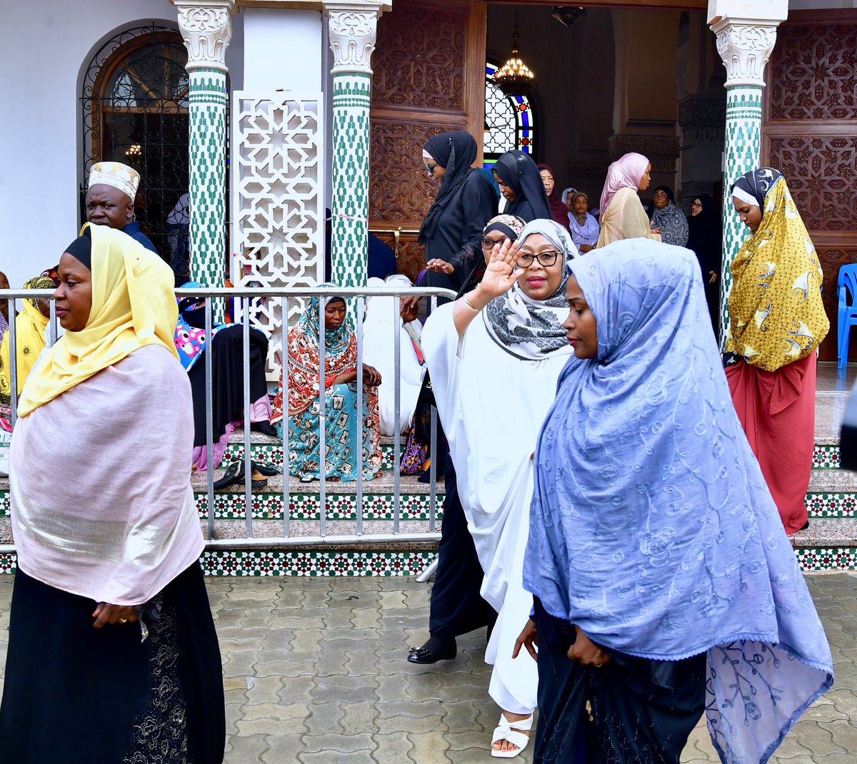 Nawatakia nyote kheri ya Sikukuu ya Eid Al Adha. Tusheherekee siku hii njema kwa amani, umoja na upendo, tukiwakumbuka wale wote wenye uhitaji zaidi. Tutumie siku hii pia kuendelea kumuomba Mwenyezi Mungu azipokee ibada zetu, atusamehe makosa yetu, atuongoze katika mema, kweli na