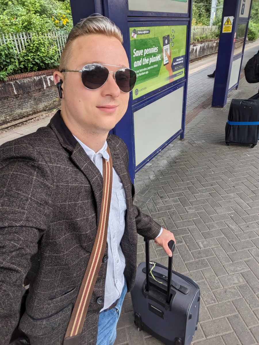 PupDapper's tweet image. flying out to spend the weekend with @TinKanpi so excited x