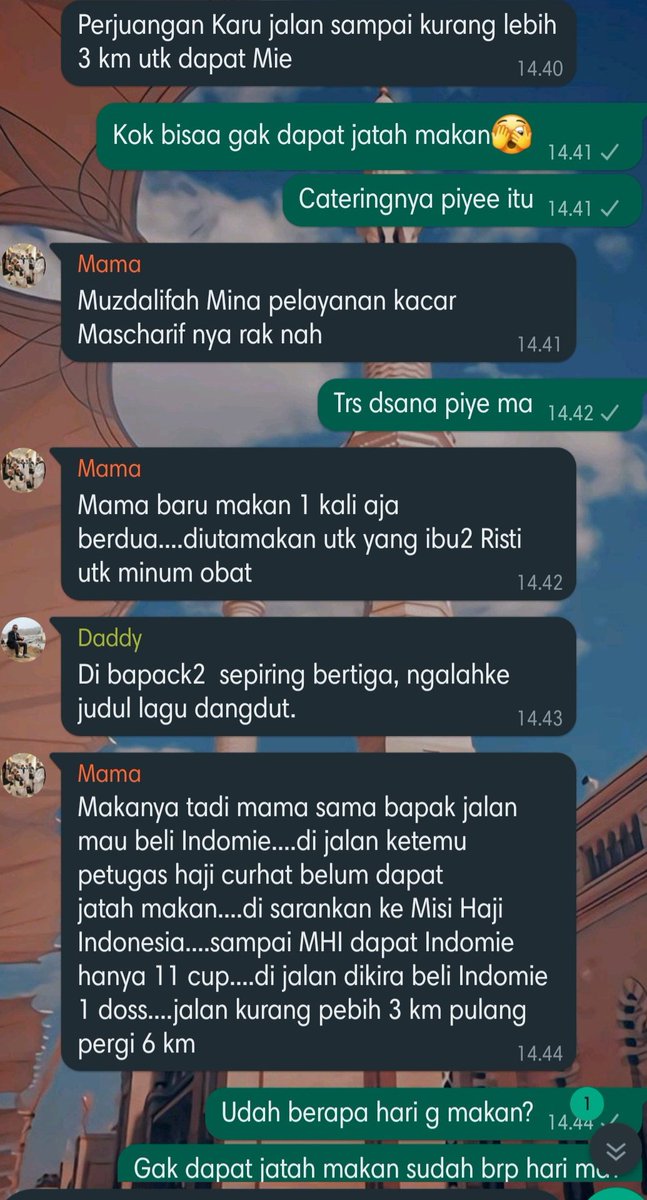 claudiakd90's tweet photo. Hati anak siapa yang gak sedih.... 
Orang tuanya di Tanah Suci kelaparan gak dapat jatah makan dan berjuang mencari makan ke Misi Haji jalan 3KM untuk dapat makan untuk rombongannya.
#jamaahhajiindonesiakelaparan 
@YaqutCQoumas @Kemenag_RI @jokowi https://t.co/aFgpCQoSrO