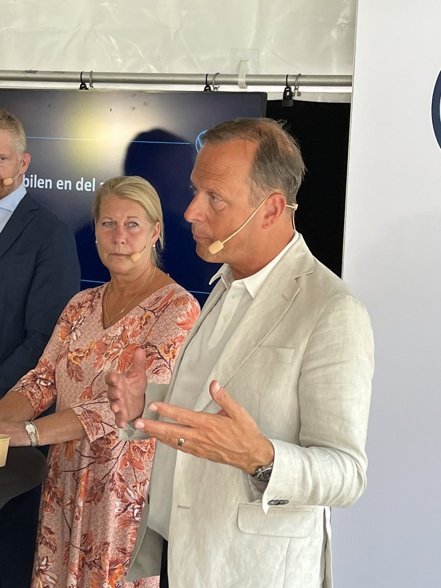 VW-chefen <a href="/StenForsberg/">Sten Forsberg</a> i #almedalen2023 : ge grön-teknik-avdrag för elbilar som klarar Vehicle to grid. Det skulle vara en bra signal från regeringen om hur man vill bidra till omställningen. #elbil #volkswagen #svpol #swegreen