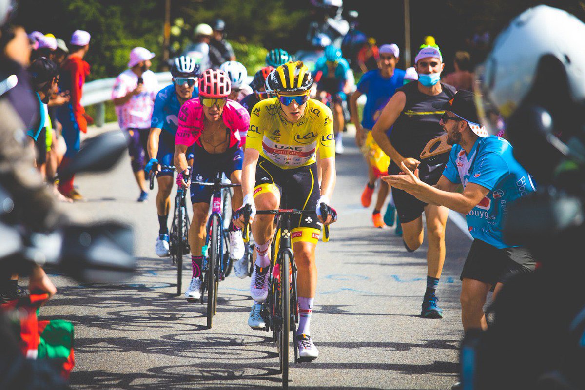 GUIA: EL TOUR DE FRANCE PER A PRINCIPIANTS 🟡🇫🇷

És esport nacional posar TVE les tardes d’estiu encara que no t’agradi el ciclisme, així que aquí va un fil per si vols fer-ho i veure una estona la carrera en comptes de dormir.

Tot el que has de saber per entendre el ciclisme 👇🏼