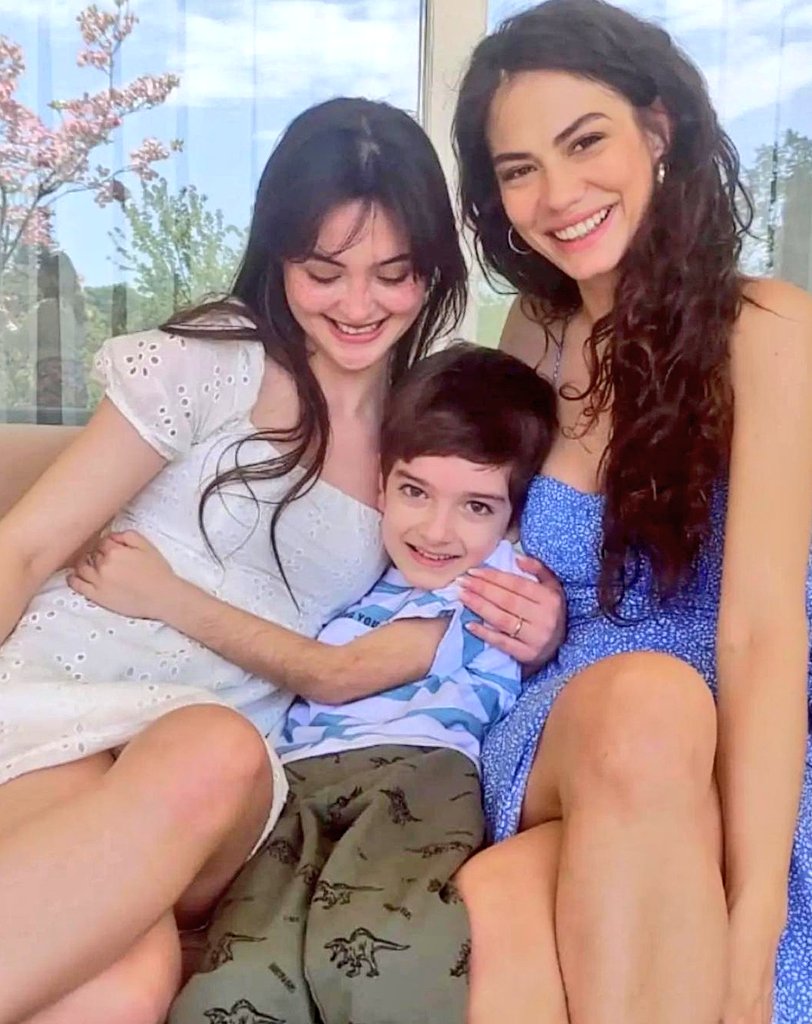 Anne, teyze ve oğlan çocukla çerçevelik tam bir aile fotosu bu 🥹 
Ps: baba vampirmiş fotolarda ondan gözükmüyormuş 😏
#DemetÖzdemir #AdımFarah