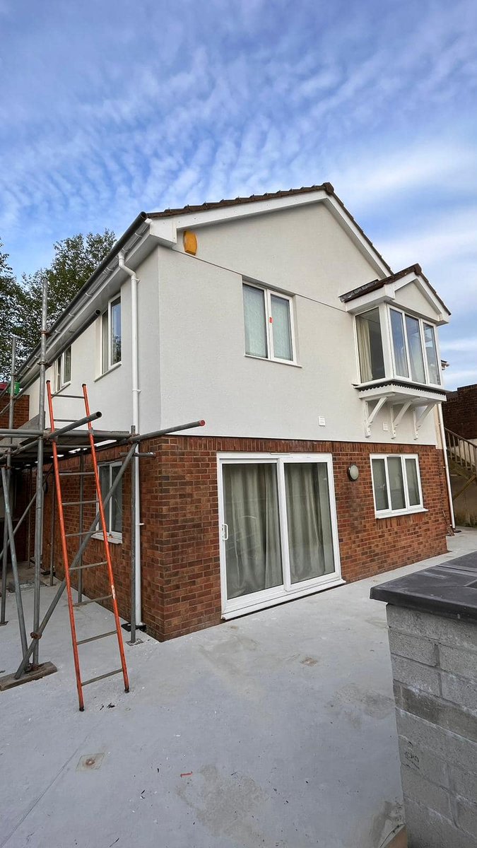 How is this for a before and after? 🤩
Amazing work done by Steve Sutton Plastering, using ProRend basecoat, reinforcement mesh, pins and Colourtex Uniform in Platinum - love it!