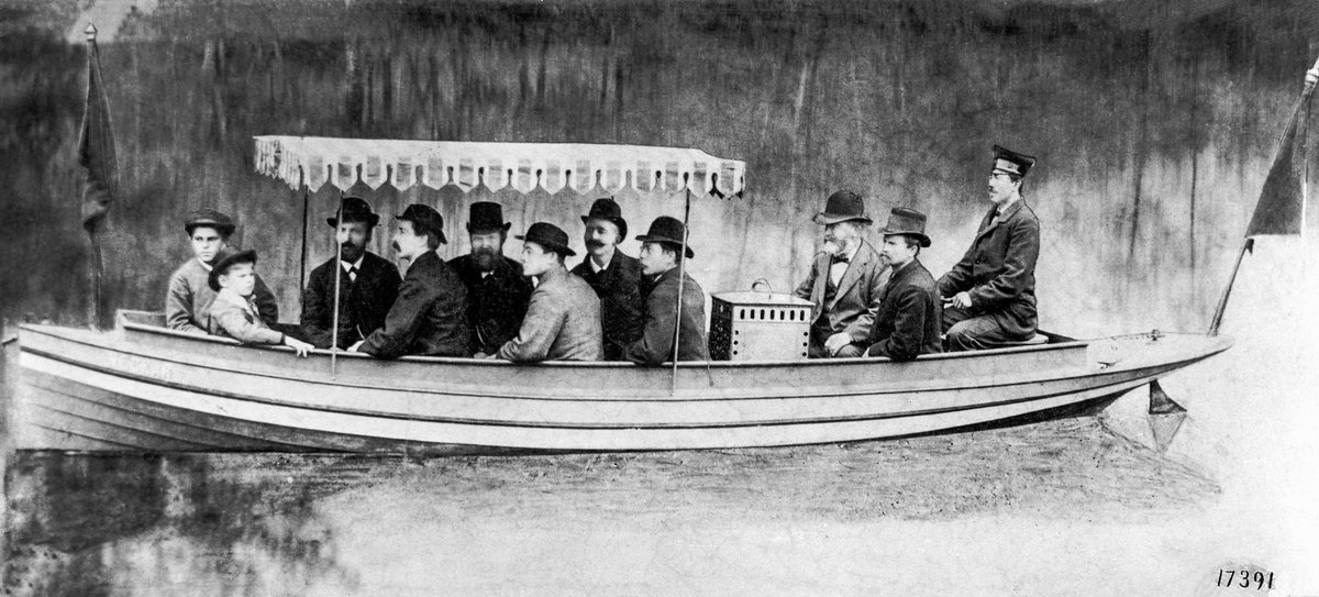 BU HİKAYE MÜTHİŞ👍

Tarihte önce motosiklet, sonra otomobil ve tekne‼️

Bundan tam 135 yıl önce yani 1888'de Daimler motorlu teknelerin seri üretimi başladı. 

Dönemin Alman Şansölyesi (Başbakan) Otto von Bismarck'ın ilk çocuğunun ismini verdiği Marie  adlı teknesi bu serinin bir…