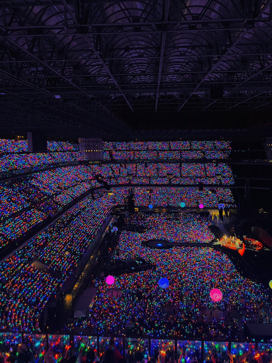 coldplaybrasil's tweet photo. Que foto… que foto. 

(📸: martinapignatti) https://t.co/MfpIJJ1ko9