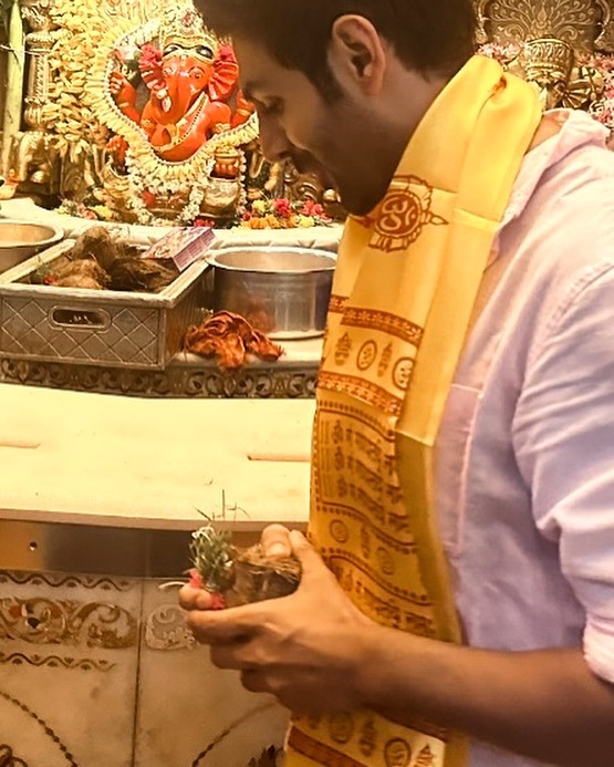 .@TheAaryanKartik seeks blessings from Lord Ganesha at Siddhivinayak

#KartikAaryan #LordGanesha #Siddhivinayak #ETimes