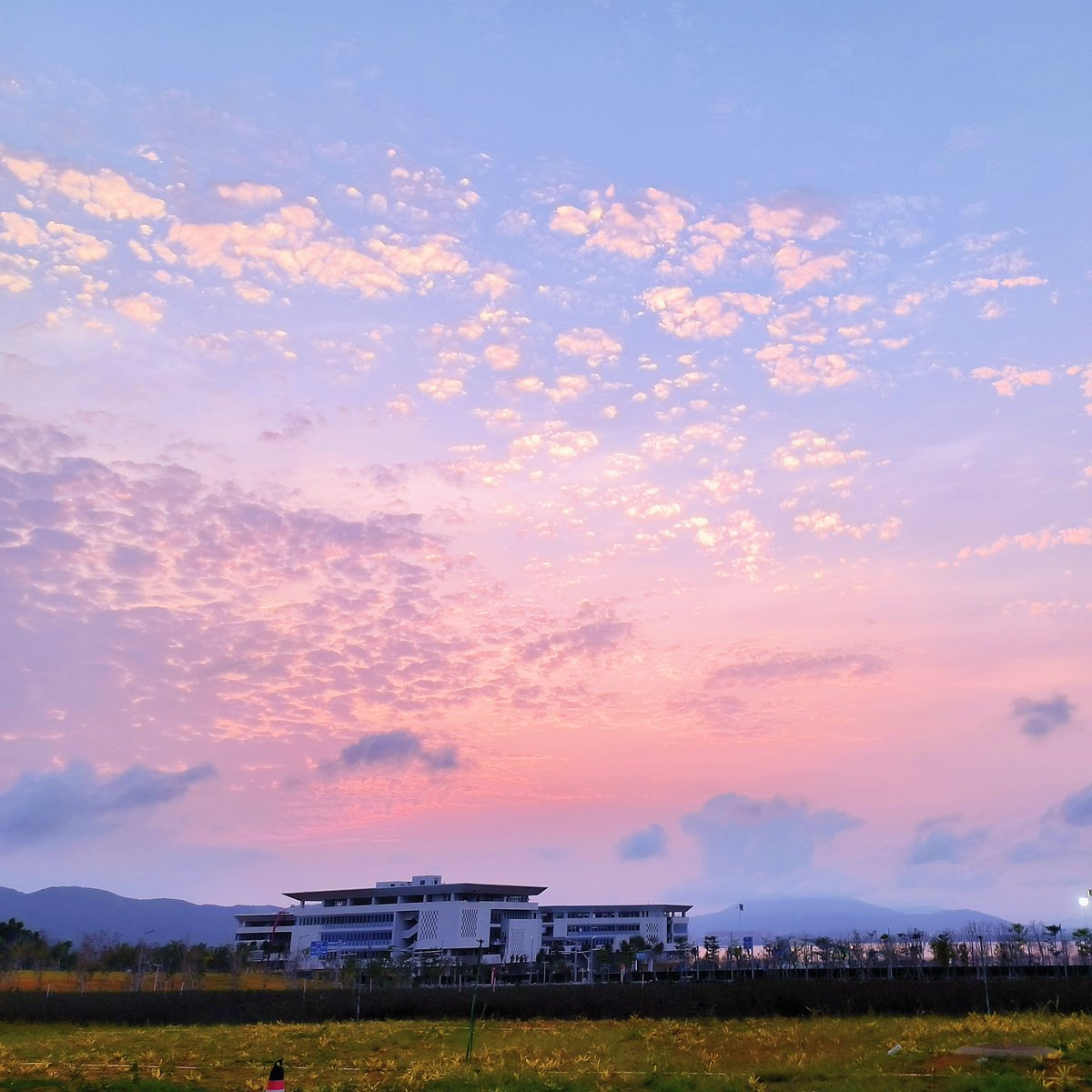 #campusphotography
✨Some fragments of happiness in my campus life.✨

📷by Yuxuan Liu 
#sunset #sunsetview #sunsetglow #nature #views #campus #campuslife #university #universitycampus #myuni #universitylife #schoolphotos #mycampus