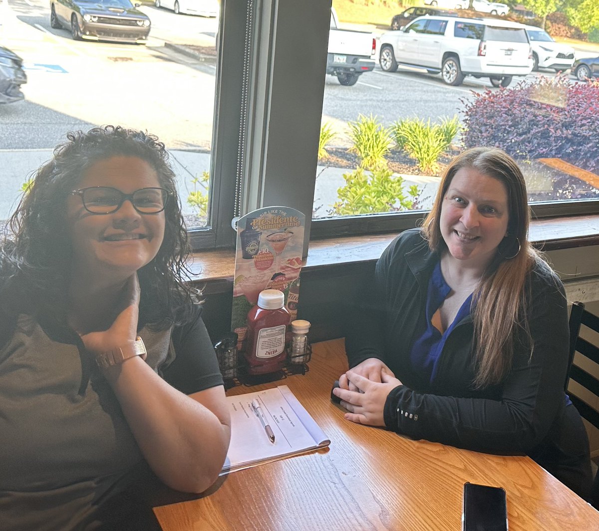 bosslady1778's tweet photo. Happy Chili’s New Year 🎇
💫 New Year
🗺️ New Area
Back together with @chilisjenn 🫶
👩🏫 Train Together
👩🍳 Work Together
🌱 Grow Together
⭐️ Lead Together
#Southeast #ChilisWTL #Back2Great
Empowered Women Empower Women #chilislove 🌶️❤️ @rhyman101 @ARoberts0525 https://t.co/c6G7y24qyf