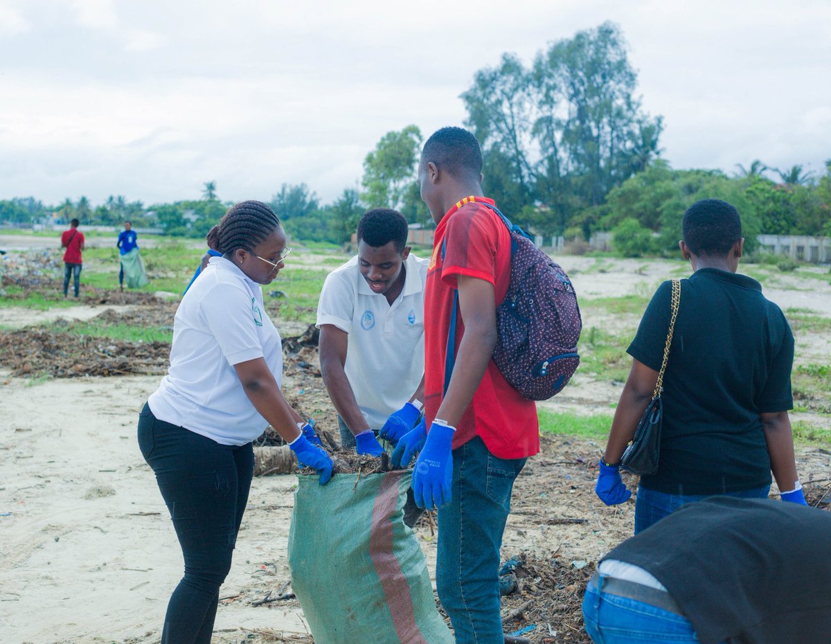 Marwamohabe1's tweet photo. #Plasticpollution poses a severe threat to the well-being of both humanity and our planet. Each and every one of us bears a responsibility in combatting plastic pollution. Our collective actions, no matter how small, have a significant impact.
#BeatPlasticPollution https://t.co/UVxalYsCla