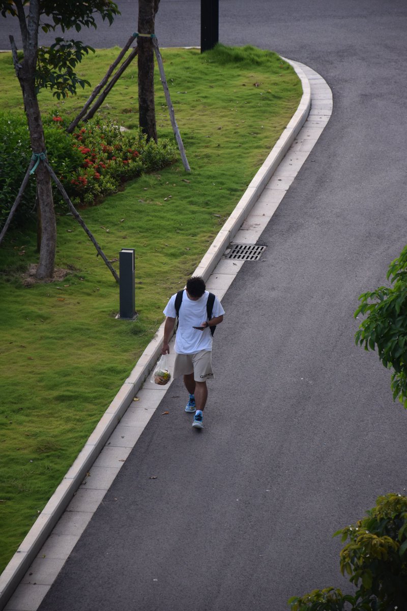 Lingshui_Lian's tweet photo. #campusphotography
🚴On their way to school.🎒

📷 by Yitong Li 
#campus #campuslife #university #universitycampus #myuni #universitylife #schoolphotos #mycampus https://t.co/0oLZ3KWeMQ