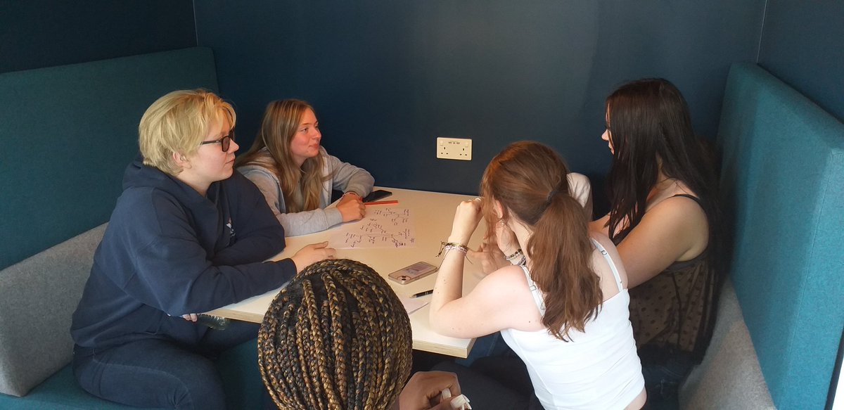 After a lunch break, now the L6 are looking at DESIGN ✏ which of our dreams are achievable? Which ones do we want to prioritise and represent our effort as U6? #OratoryConfidence #OratoryKindness #OratoryIntegrity